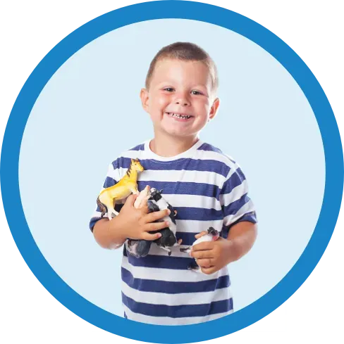 Jongen met speelgoed in handen